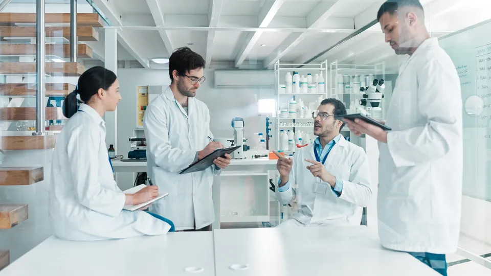 Illustrative photo: Researchers discussing their work in a laboratory.