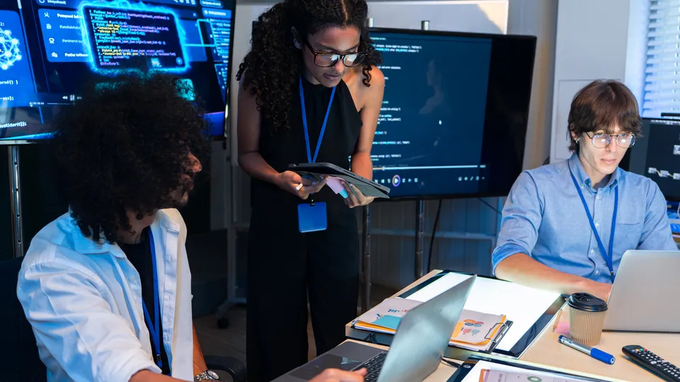 Illustrative photo: Technical team reviewing information at a monitoring workstation.